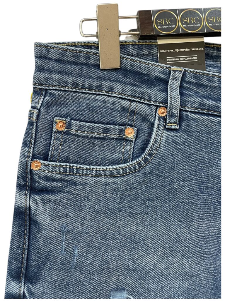LEVI'S LIGHT BLUE JEANS - Image 4